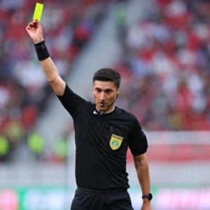 鲁沪大战争议判罚！马纳法手球逃点，媒体人：麦麦提江看都不看