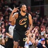 不止做DPOY！队记：莫布里今夏提升了跳投技术 控球&amp;终结也有增强